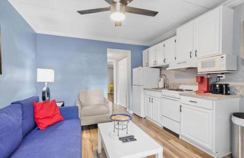 Madeira Beach Apartamento | Sunset Beach Suites #2 - Steps to the Beach and Pet Friendly!