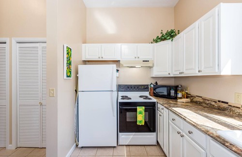 Brevard Cabaña | Sunset Cottage Blocks from Downtown