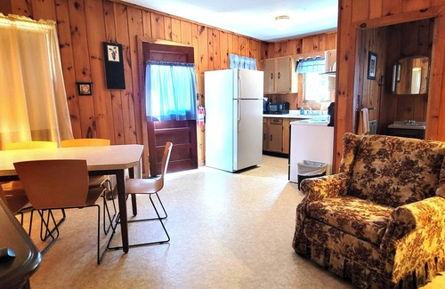 North Sebago Cabaña | Sunset Cottage-Private Beach-Pets Welcome - Round Table Lodge, Sebago, Maine