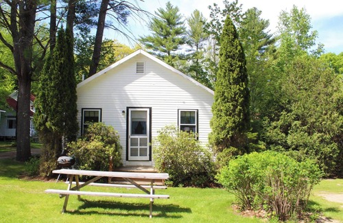 North Sebago Cabaña | Sunset Cottage-Private Beach-Pets Welcome - Round Table Lodge, Sebago, Maine