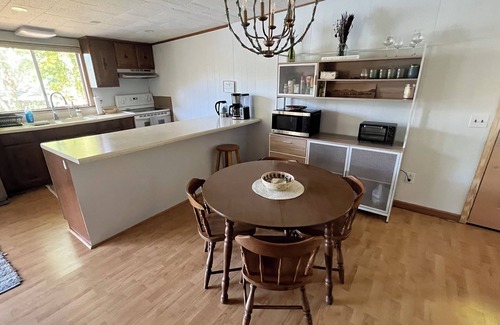 Robbinsville Cabina | Sunset Cove, a charming waterfront cabin with boat dock on Lake Santeetlah