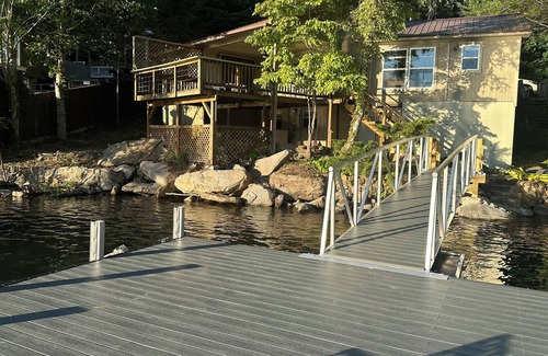 Robbinsville Cabina | Sunset Cove, a charming waterfront cabin with boat dock on Lake Santeetlah