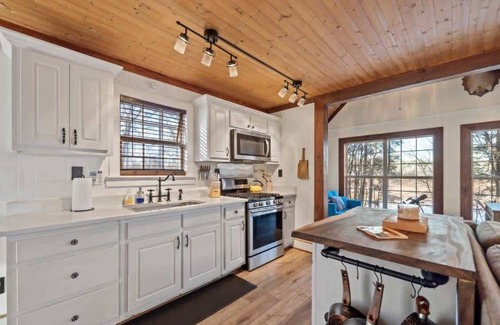 Eatonton Casa | Sunset Escape-Amazing Views! Sleeps 6, kayaks, paddle board + fire pit!