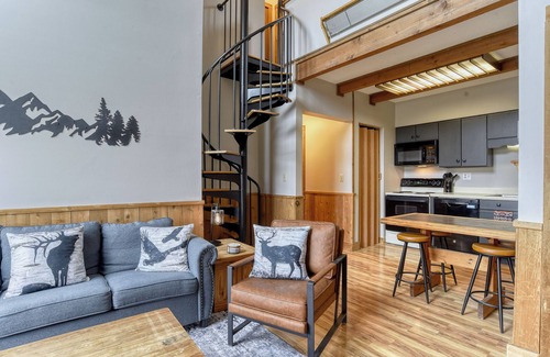 Snowshoe Condominio | Sunset facing slopeside condo! Walking distance to Village & pet friendly!
