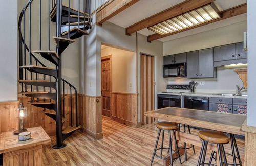 Snowshoe Condominio | Sunset facing slopeside condo! Walking distance to Village & pet friendly!