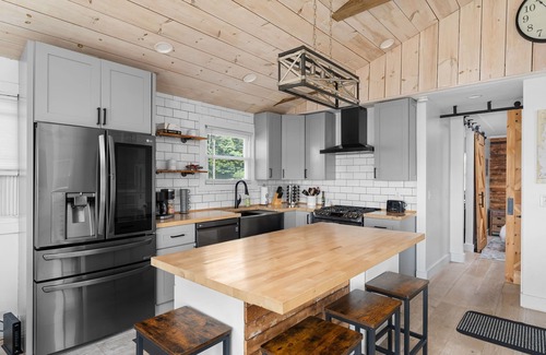 Colchester Casa | Sunset Getaway with Private Beach and Hot Tub