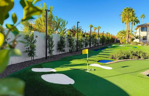 Mesa Casa | Sunset Greens - Golf Simulator, Putting Green, Gam