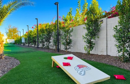 Mesa Casa | Sunset Greens - Golf Simulator, Putting Green, Gam