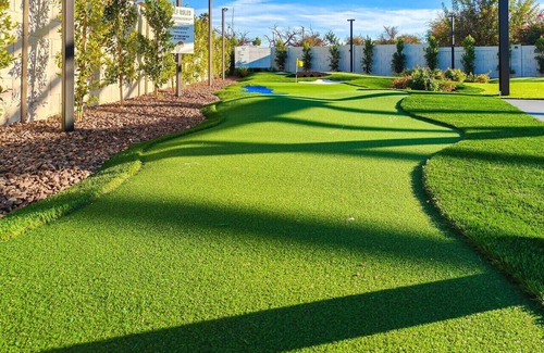 Mesa Casa | Sunset Greens - Golf Simulator, Putting Green, Gam