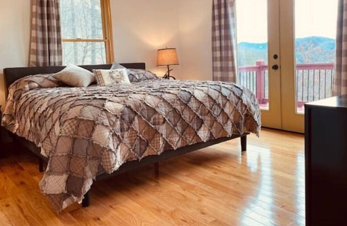 Unaka Cabina | Sunset Gypsy 2br/2ba, secluded, long range views.
