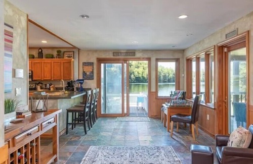 Laconia Casa | Sunset Haven on Lake Winnisquam