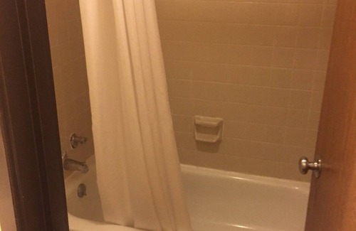 Highlands Hotel | Sunset Inn & Suites - Lincoln Airport