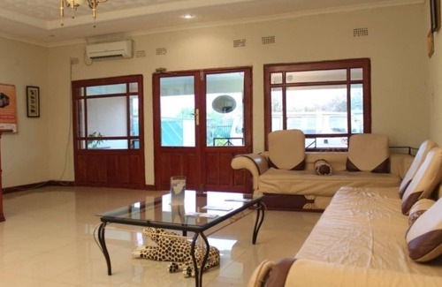 Livingstone Cabina | Sunset Junction Lodge & Tours