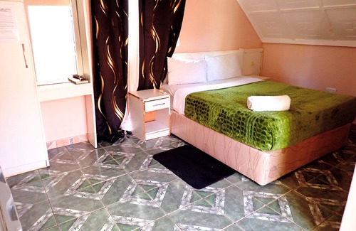 Livingstone Cabina | Sunset Junction Lodge & Tours