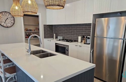 Swansea Casa | Sunset Lakeview - private pool and lakeviews