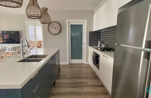 Swansea Casa | Sunset Lakeview - private pool and lakeviews