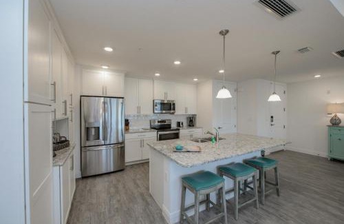 Whitney Beach Apartamento | Sunset Margarita - Luxury Condo Lanai Pool Beach Gear Bikes Dogs OK 5 Mins to Gulf Beaches