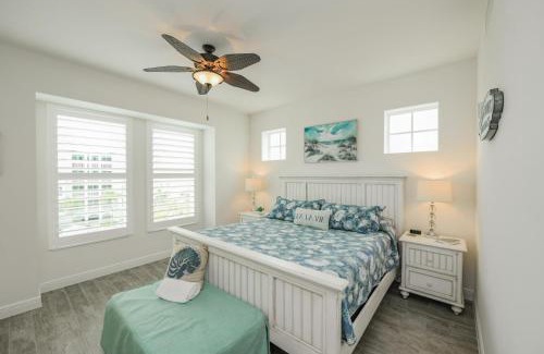 Whitney Beach Apartamento | Sunset Margarita - Luxury Condo Lanai Pool Beach Gear Bikes Dogs OK 5 Mins to Gulf Beaches