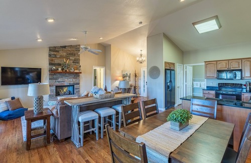 Sapphire Casa | Sunset Mountain Views From Back Deck & Sapphire Resort Amenities 1-Level 3BR/2BA