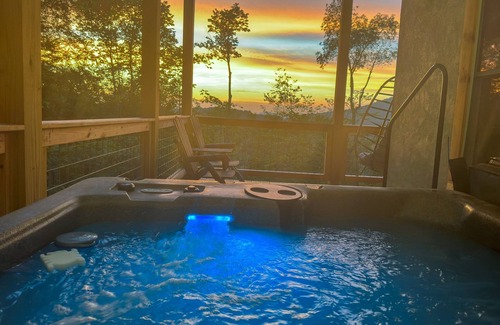 Wolf Laurel Cabina | Sunset Mtn View*Hot Tub*Pickleball*Pool*Fire Pit*Game Rm*Massage Chair*Hiking