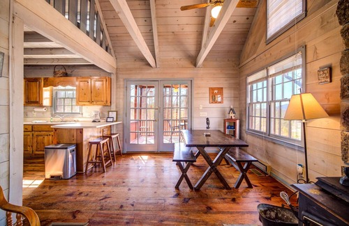 Helen Cabina | Sunset Overlook - Pet Friendly, Family Cabin Gorgeous Mtn and Sunset Views