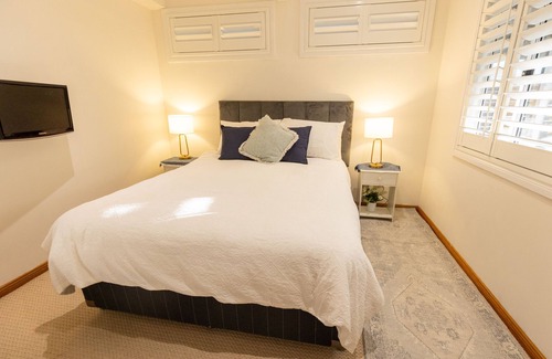 Soldiers Point Casa | Sunset Palms. Stylish 3bd home with hot tub
