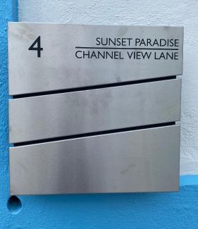Crawl Hill Apartamento | Sunset Paradise Oceanview 1-Bedroom Holiday Home Walking Distance to Beaches & Railway Trail