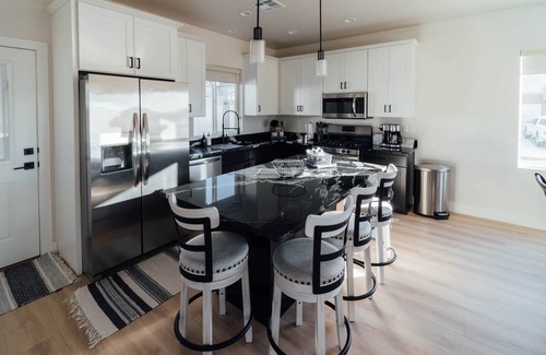 Hildale Casa | Sunset Place , So Zion 4Bed, 3Bath, Hot Tub, Deck, Fire Pit