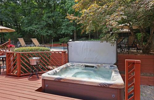 North Garrett Road Casa | Sunset Point Pool House Close to Duke University