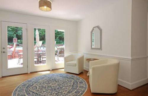 North Garrett Road Casa | Sunset Point Pool House Close to Duke University