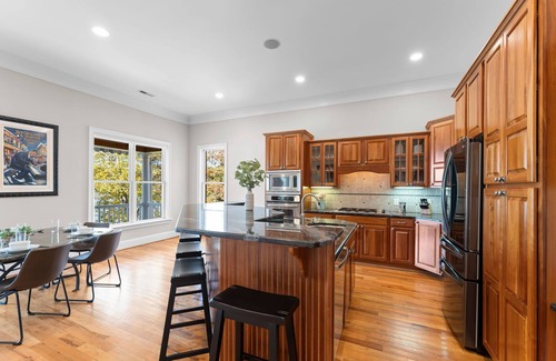 Troutman Casa | Sunset Pointe by AvantStay | Waterfront, Beach, Fire Pit | Sleeps 14 | 5BDR 4BA