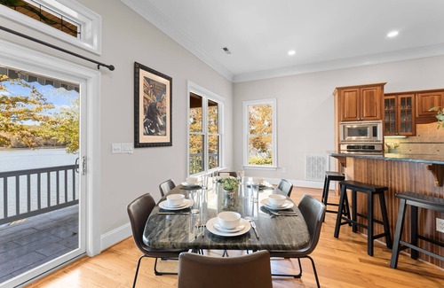Troutman Casa | Sunset Pointe by AvantStay | Waterfront, Beach, Fire Pit | Sleeps 14 | 5BDR 4BA