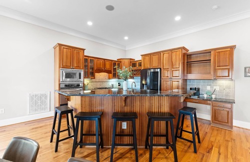 Troutman Casa | Sunset Pointe by AvantStay | Waterfront, Beach, Fire Pit | Sleeps 14 | 5BDR 4BA