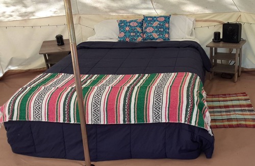 Spring Branch Alquiler De RV | Sunset Ridge Glamp Tent Queen Bed, 2 cots, AC and Electric