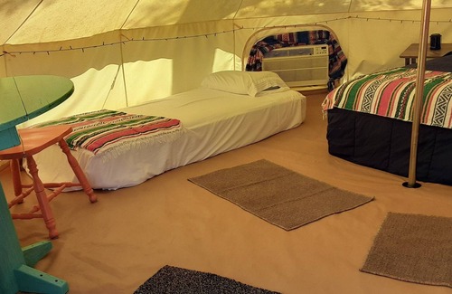 Spring Branch Alquiler De RV | Sunset Ridge Glamp Tent Queen Bed, 2 cots, AC and Electric