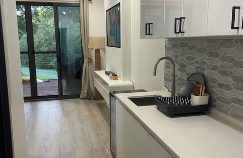 Boyland Cabina | Sunset Ridge - King Bed Cabin nestled at the base of Tamborine Mountain.