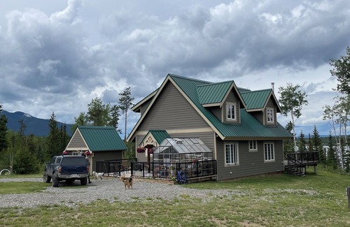 Clinton Cabina | Sunset Ridge on Big Bar Lake. Private, pet friendly 10 acre lakefront getaway!