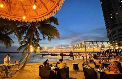 Central District Apartamento | Sunset Seaside Retreat@13pax - Direct Beach Access