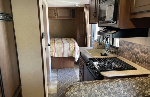 Dandridge Alquiler De RV | Sunset Seeker is a cozy camper with a beautiful view of Lake Douglas!