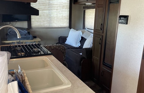 Dandridge Alquiler De RV | Sunset Seeker is a cozy camper with a beautiful view of Lake Douglas!