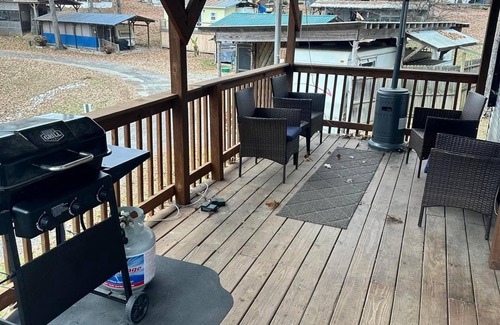 Dandridge Alquiler De RV | Sunset Seeker is a cozy camper with a beautiful view of Lake Douglas!