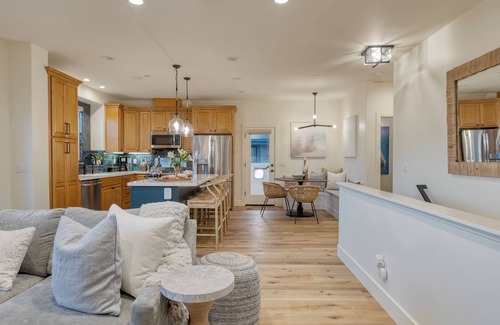 Grover Beach Casa | Sunset Serenity by AvantStay | Rooftop w/ Hot Tub & Fire Pit, 3 Blocks to Beach!