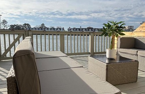 North Charleston Casa | Sunset Serenity!-Tropical Waterfront Oasis-Huge Private Patio-10Min to KingSt & Beaches