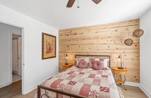 North Charleston Casa | Sunset Serenity!-Tropical Waterfront Oasis-Huge Private Patio-10Min to KingSt & Beaches