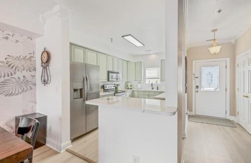 North Charleston Casa | Sunset Serenity!-Tropical Waterfront Oasis-Huge Private Patio-10Min to KingSt & Beaches