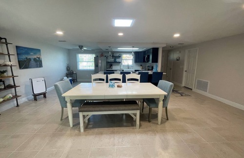 Gulf Harbors Casa | Sunset Serenity Retreat: Coastal Elegance with Poolside Bliss
