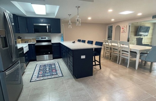 Gulf Harbors Casa | Sunset Serenity Retreat: Coastal Elegance with Poolside Bliss