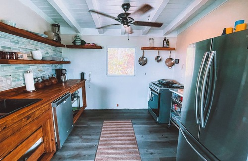 Hart Bay Casa | Sunset Shanti - artist's oasis with sunset view