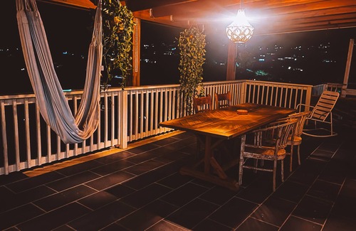 Hart Bay Casa | Sunset Shanti - artist's oasis with sunset view
