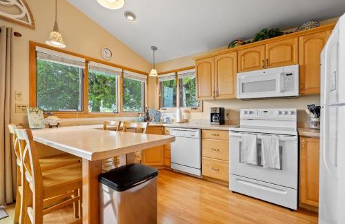 Baileys Harbor Casa | Sunset Shores - Lakeside Cabin #1 by Simple Life Rentals